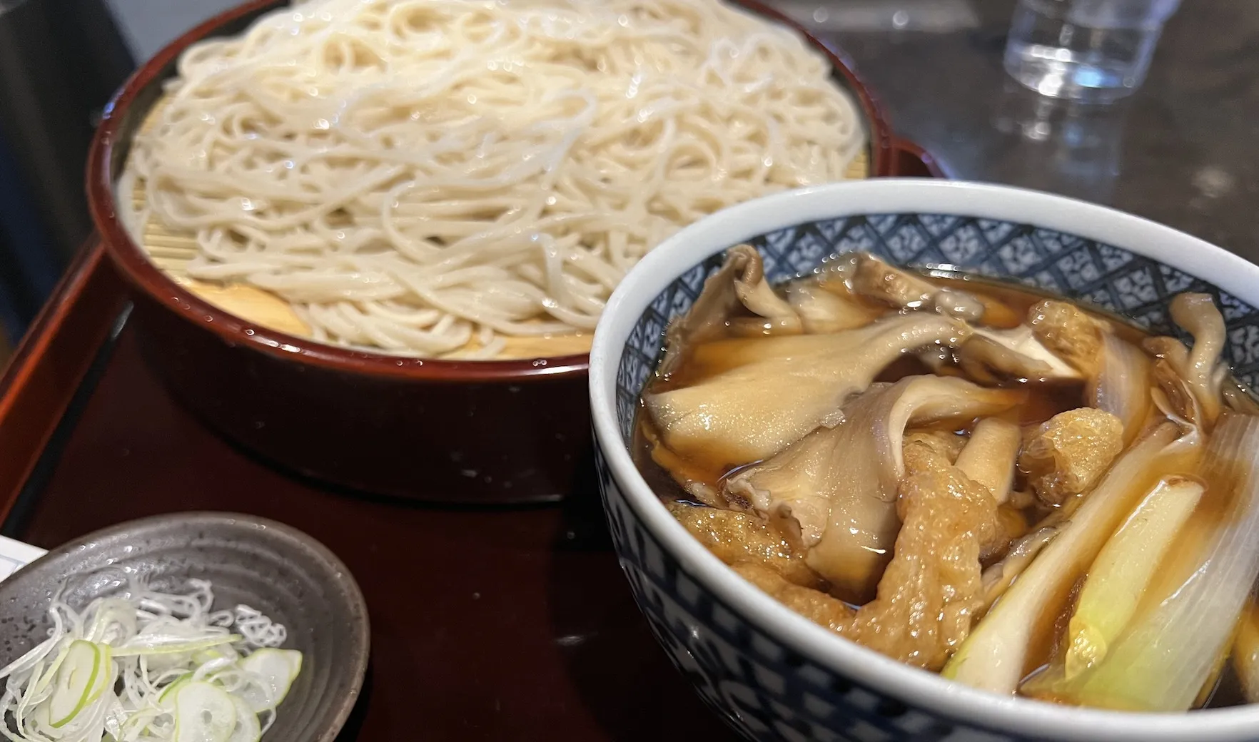舞茸きつねせいろの向こうにおかめそばがあると想像して下さい。